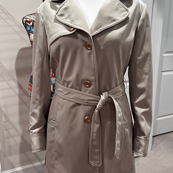 Merona Tan Trench Coat with Classic Design and Water-Resistant Fabric - Picture 1 of 8